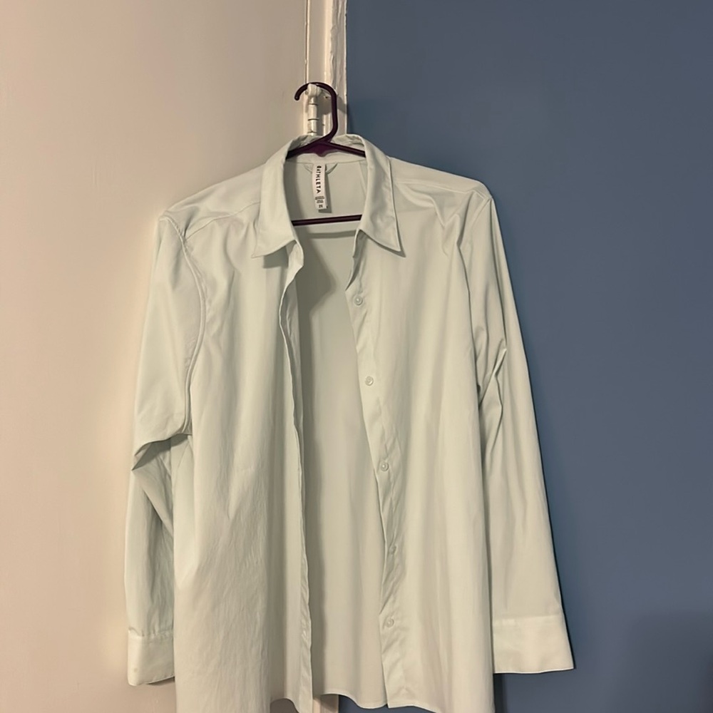 Athleta stretchy button down shirt in great condition